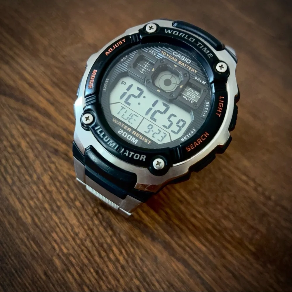 Casio AE2000W Digital Watch with Metal Band EUC - Picture 2 of 9